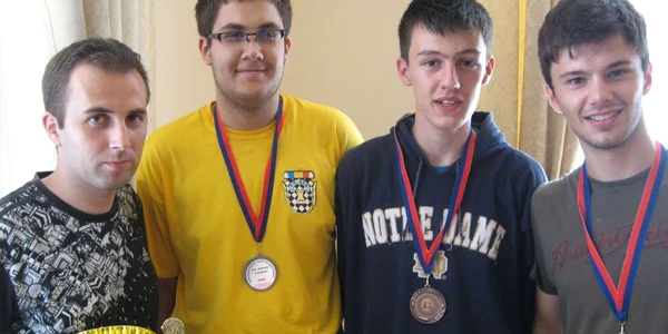 Cătălin Ardelean împreună cu medaliaţii de la Campionatele Europene