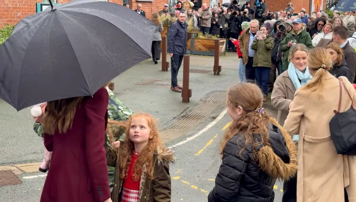Fetița care a luat-o în brațe pe Kate / foto: captura video