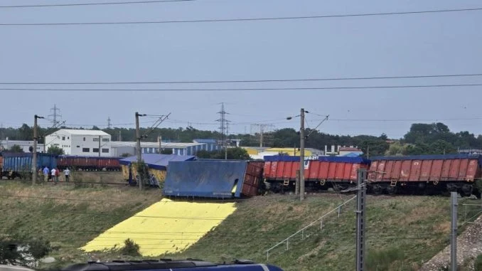 Accident feroviar în Constanța. Cinci vagoane ale unui tren de marfă au deraiat, iar unul s-a răsturnat