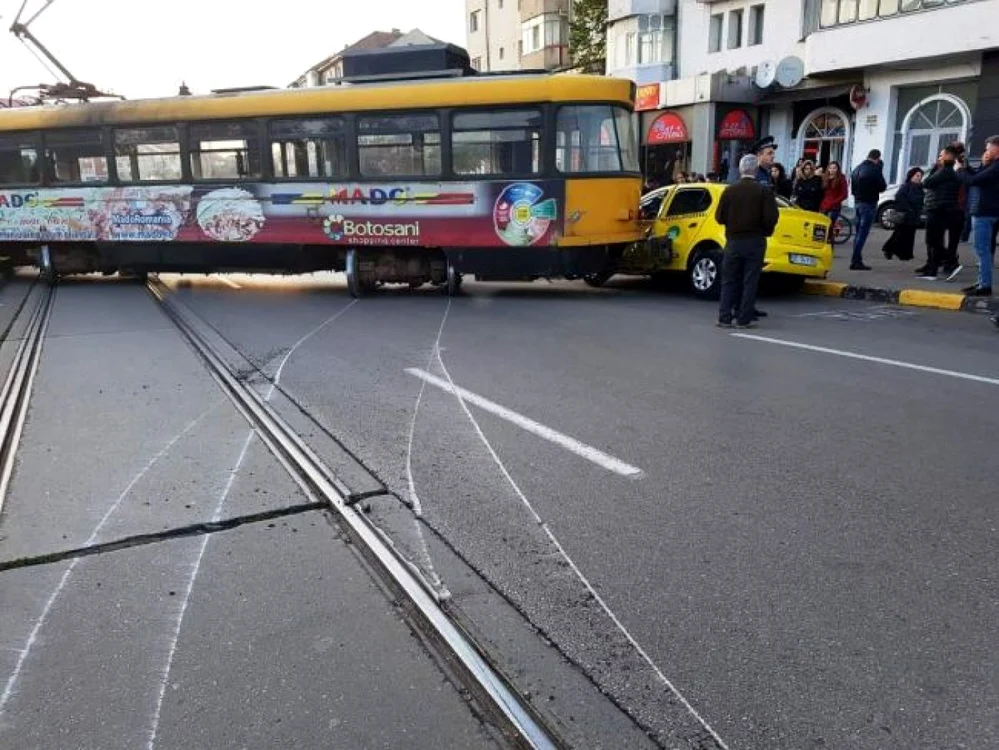 Tramvaiul a deraiat şi a lovit un taxi FOTO botosaneanul.ro