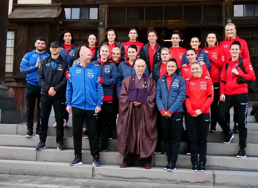 
    Delegația României a vizitat Templul Kodenji din localitatea japoneză SagaFoto: Facebook / FR de Handbal  