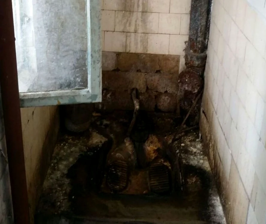 Deşi, teoretic, acest grup sanitar este dezafectat, îl folosesc în continuare angajaţii SML, dar şi muncitorii spitalului din Corabia
