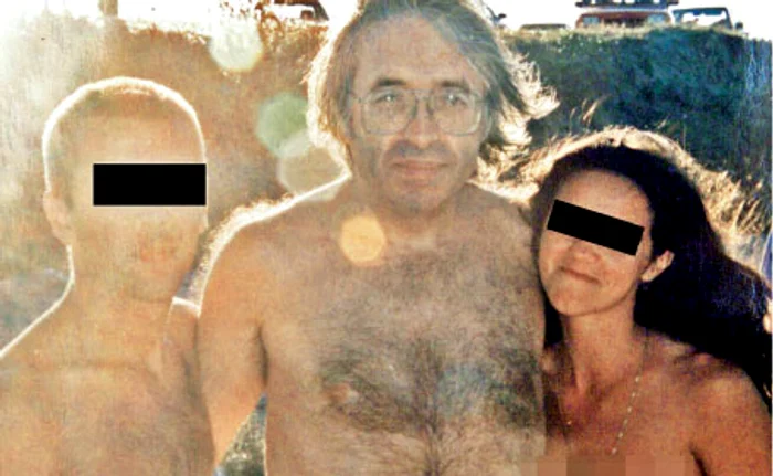 
    Gregorian Bivolaru alături de doi cursanţi, într-o fotografie găsită de procurori la sediul MISA, în 2004  