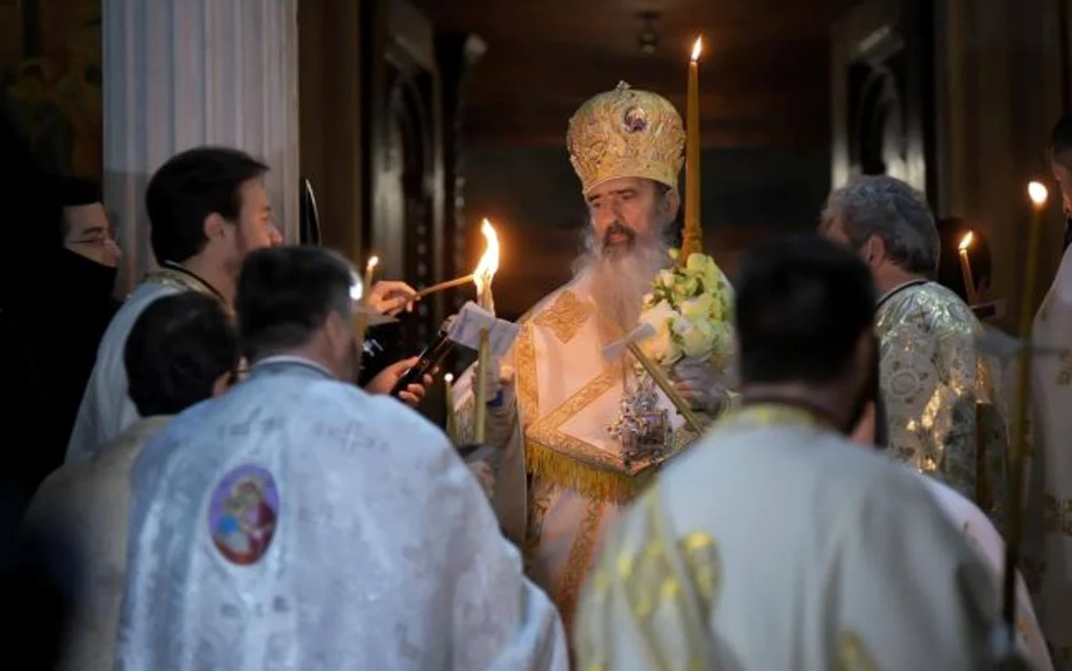 IPS Teodosie arhiepiscopul Tomisului dând Lumină de Înviere Sursa Arhiepiscopia Tomisului 