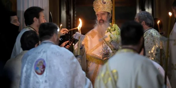 IPS Teodosie arhiepiscopul Tomisului dând Lumină de Înviere Sursa Arhiepiscopia Tomisului 