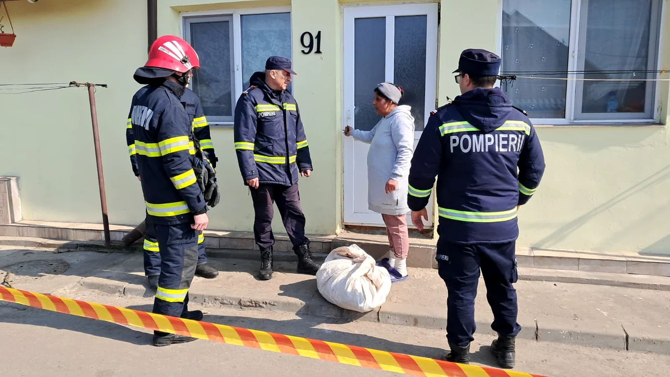 Proprietarii caselor afectate pot intra să recupereze din bunuri doar însoțiți FOTO: Ionelia Nucă