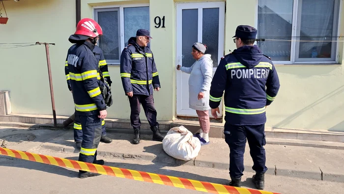 Proprietarii caselor afectate pot intra să recupereze din bunuri doar însoțiți FOTO: Ionelia Nucă