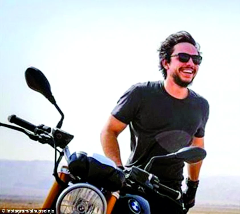 Femei din toată lumea îşi declară iubirea şi se arată gata să se mărite cu prinţul Hussein al Iordaniei mai ales când sunt postate pe contul de Instagram fotografii care ilustrează pasiunea sa pentru motociclism. FOTO Instagram