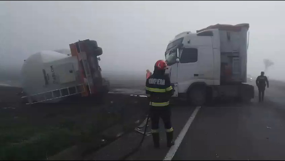 Două tiruri s-au ciocnit pe DN 24, în județul Galați. Șoferii au reușit să iasă siguri din mașinile avariate VIDEO