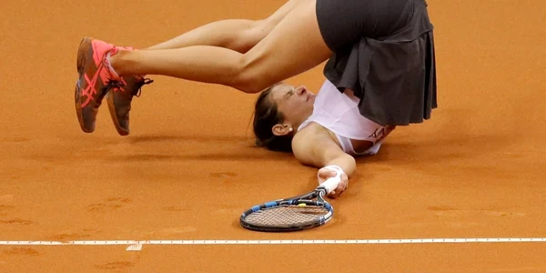 Julia Goerges din Germania cade la pământ în meciul contra Elinei Svitolina din Ucraina de la Fed Cup World Group în Stuttgart Germania FOTO EPA / Ronald Wittek