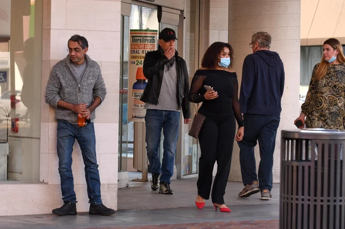 
    Și-a pus mâna la gură după ce  a fost dat afară din farmacieFoto: Profimedia  