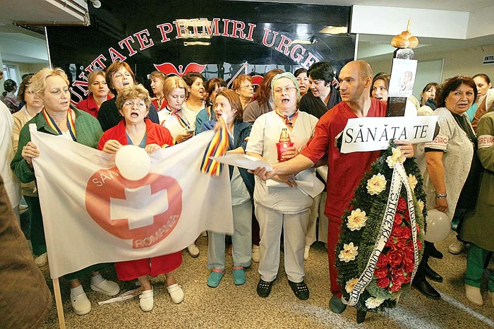 Medicii vor  grevă la sfârşitul  lunii viitoare