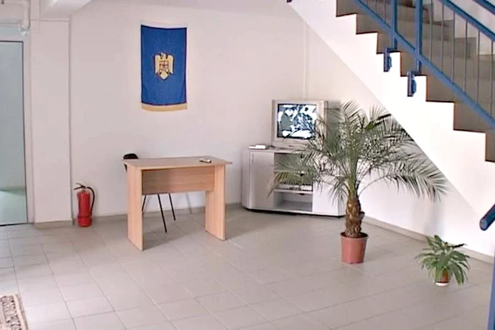 Sala de sport: Aici îşi desfăşoară elevii de la şcoala  generală orele de educaţie fizică (Fotografii: Dinu Zară)