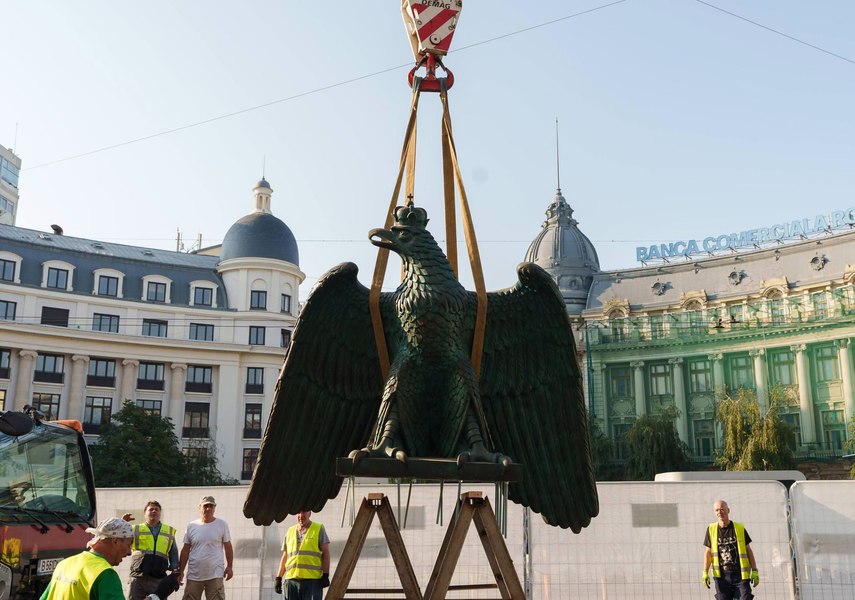 Lost symbols of 1944 bombings, eagle and griffins, reappear on University Palace