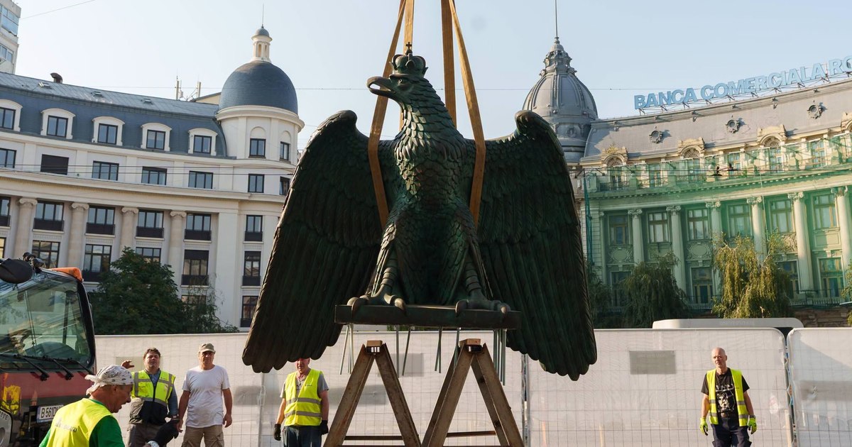 Simbolurile pierdute în bombardamentele din '44, vulturul și cei doi grifoni din bronz, reapar pe Palatul Universității