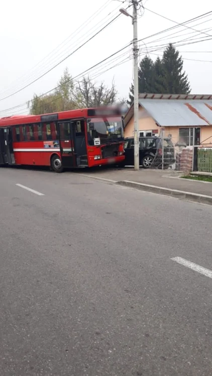 O femeie şi copilul ei de cinci ani au fost răniţi în accident
