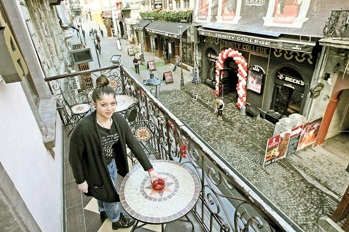 “La Bonita”. Balconul de la etaj este noul spaţiu pentru fumători