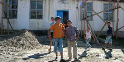 Elevii încep școala printre schele