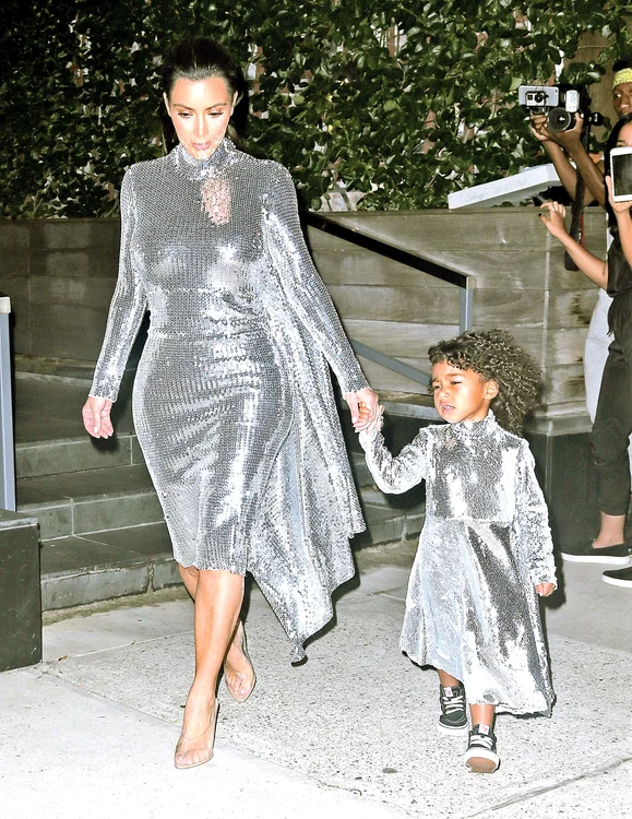Kim Kardashian  şi fiica North  se asortează  la hainele  de fiţe