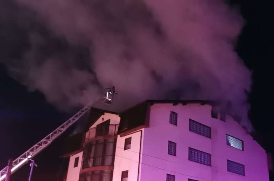UPDATE Incendiu la o pensiune din Călimăneşti. Un angajat a murit. Patronul a ajuns la spital