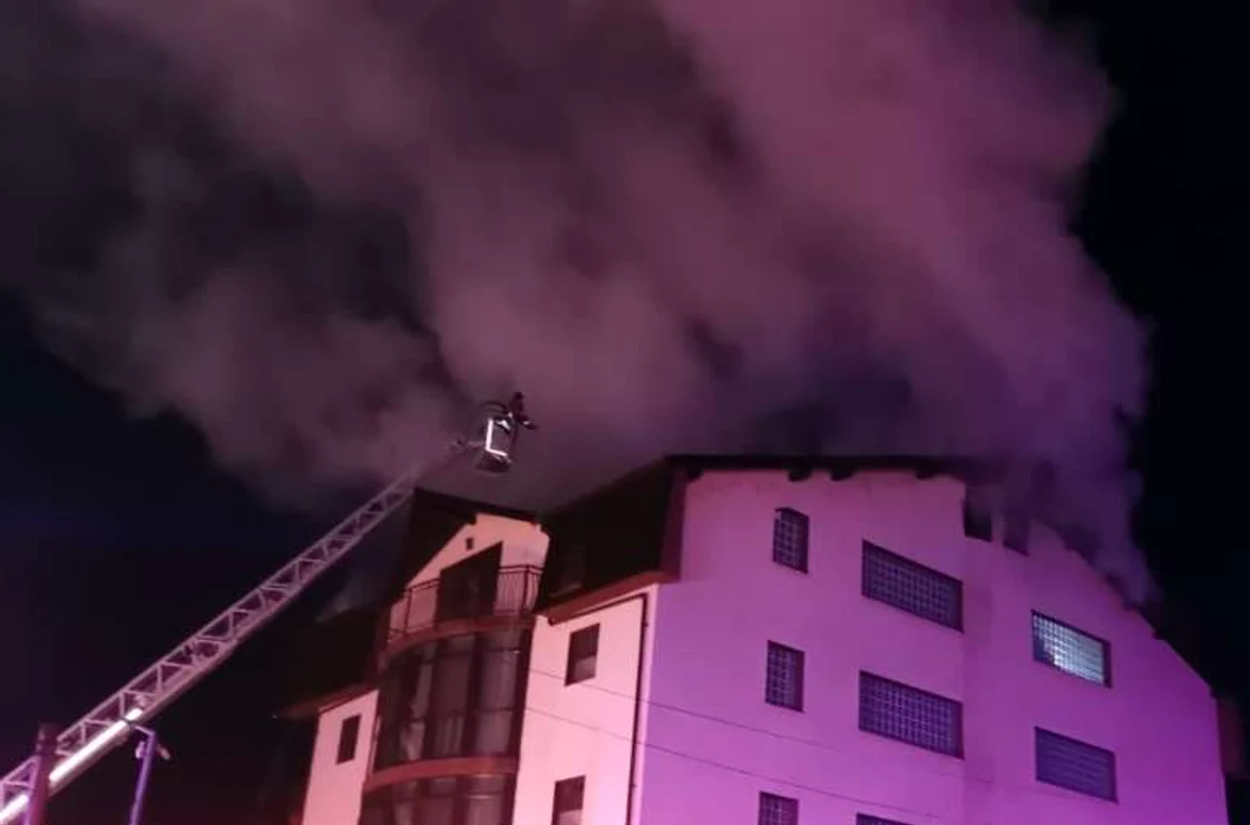 Incendiul a cuprins mansarda clădirii. FOTO ISU Vâlcea