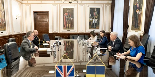 Întrevederea ministrului apărării naționale cu ambasadorul Marii Britanii la București FOTO: MApN