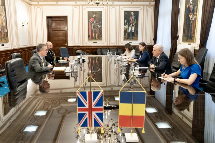 Întrevederea Ministrului Apărării cu ambasadorul Marii Britanii la București FOTO: MApN