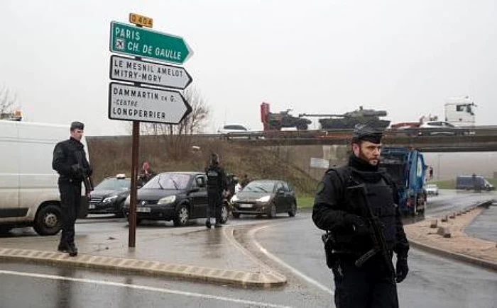 Vehicule blindate trimise in zona unde au fost depistati suspectii Charlie Hebdo FOTO Twitter