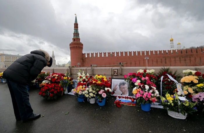 La doi ani de la asasinarea lui Nemţov, simpatizanţii acestuia au depus flori şi au aprins lumânări în memoria lui Foto: EPA