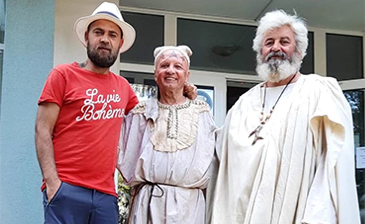Cosmin Seleși, alături de tatăl său și de un alt coleg, în timpul filmărilor la Secretul lui Zorillo