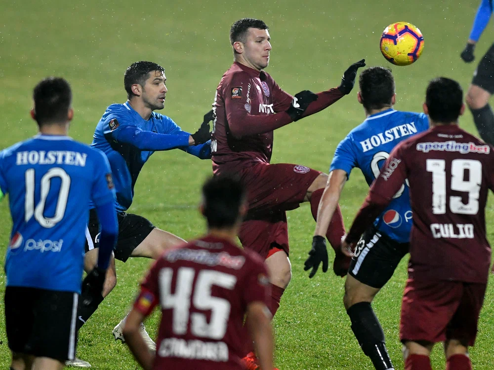 
    Meciul Viitorului cu CFR Cluj i-a adus lui Hagi aminte de dezastrul cu Slovenia din barajul pentru Mondialul din 2002Foto: Click!  