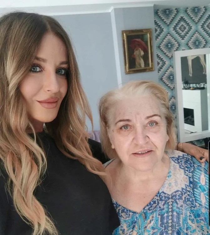Tania Budi, alături de mama ei