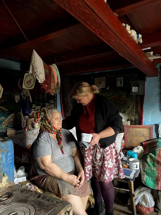 Asistenții medicali comunitari vizitează bătrânii FOTO Aamc Botoșani
