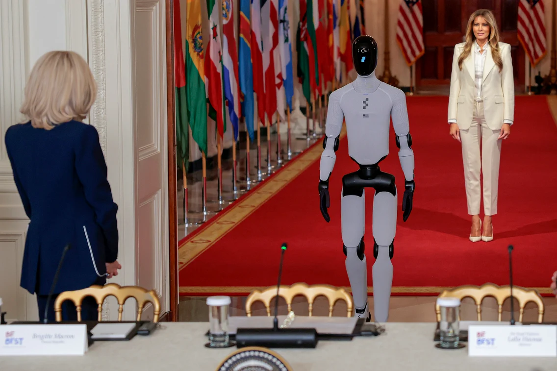 Brigitte Macron, Melania Trump și robotul umanoid la Casa Albă. FOTO: Getty Images