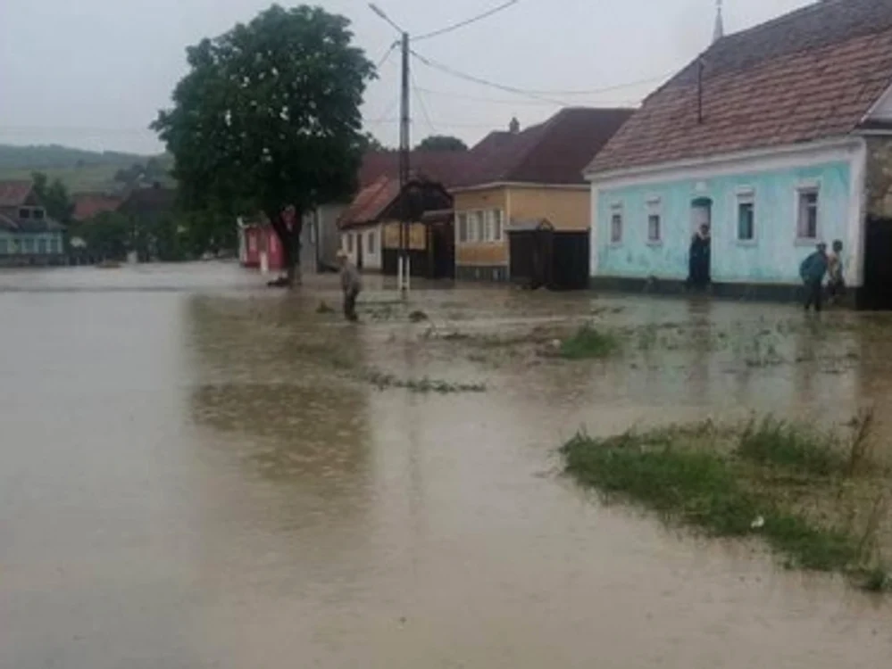 
    Viitura a intrat în gospodăriile oamenilorFoto: mesagerul.ro  