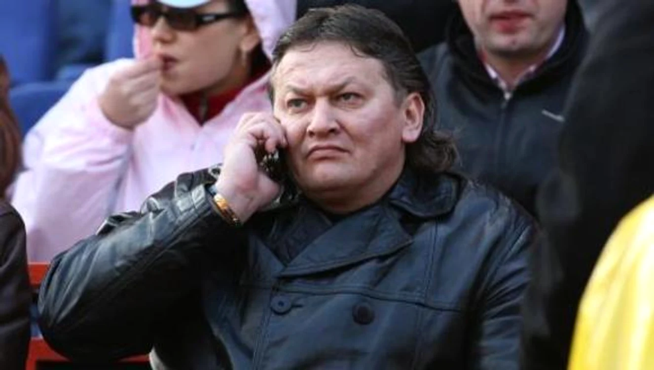 
    Fostul mijlocaş avea ceva probleme cu fumatul şi cu alcoolul, iar în ultima perioadă se îngrăşase foarte multFoto Click!  