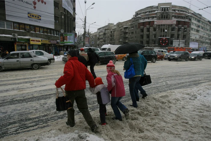 Pietonii care trec strada neregulamentar riscă să fie accidentaţi (Foto arhivă)