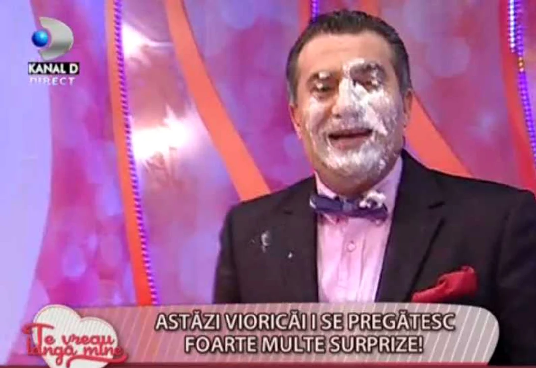 Oana Roman i-a oferit un tort Vioricăi, dar avea unul pregătit şi pentru Ioniţă. (captură Kanal D)