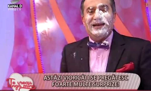 Oana Roman i a oferit un tort Vioricăi, dar avea unul pregătit şi pentru Ioniţă  (captură Kanal D) jpeg