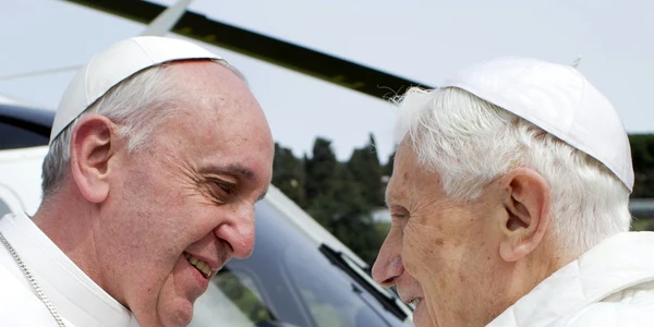 papa francisc şi papa emerit benedict