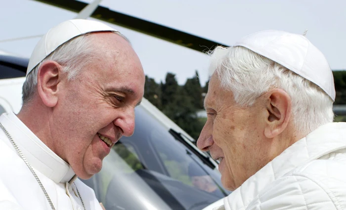 Papa Francisc şi papa emerit Benedict al XVI-lea FOTO Reuters