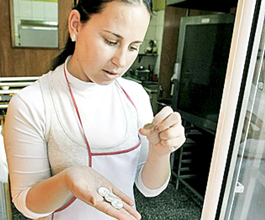 Daniela nu a vrut să  ne dea covrigi cu noua  monedă de 50 de bani