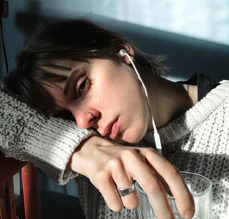 Muzica poate induce stări de tristețe și melancolie sau amintiri neplăcute. FOTO: Pexels