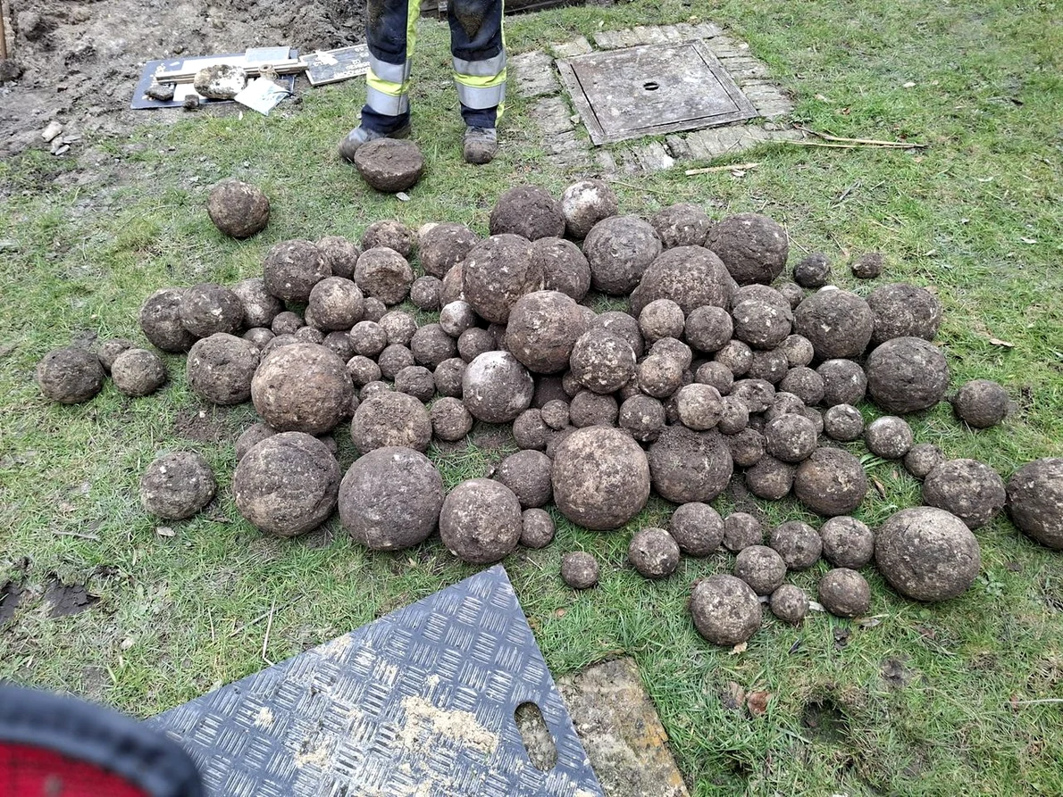 Depozit de ghiulele medievale, descoperit în Belgia (© Facebook / Group Van Vooren)