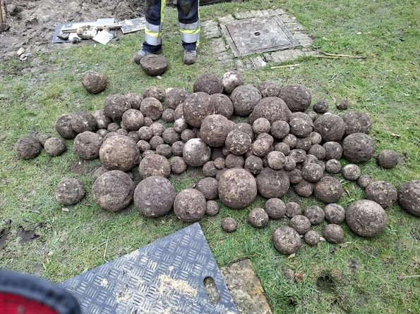 Depozit de ghiulele medievale, descoperit în Belgia (© Facebook / Group Van Vooren)