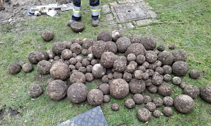 Depozit de ghiulele medievale, descoperit în Belgia (© Facebook / Group Van Vooren)