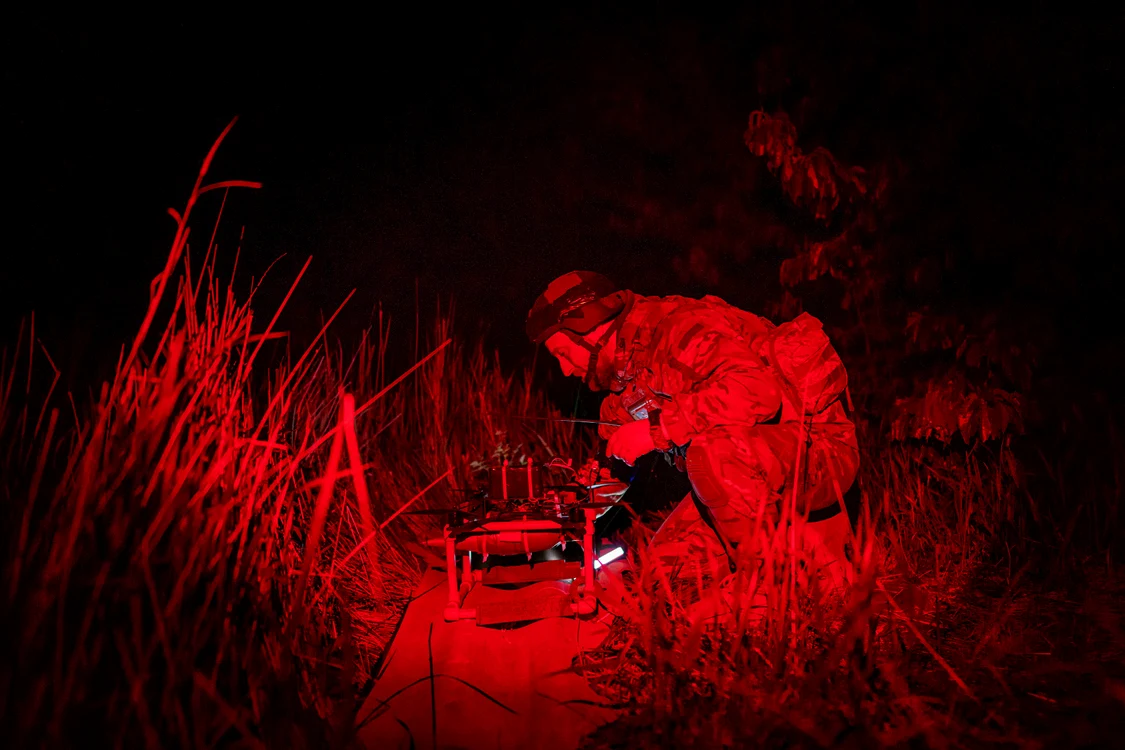 Soldat ucrainean din batalionul Ahile pregătește o dronă pe frontul de la Harkov FOTO PROFIMEDIA