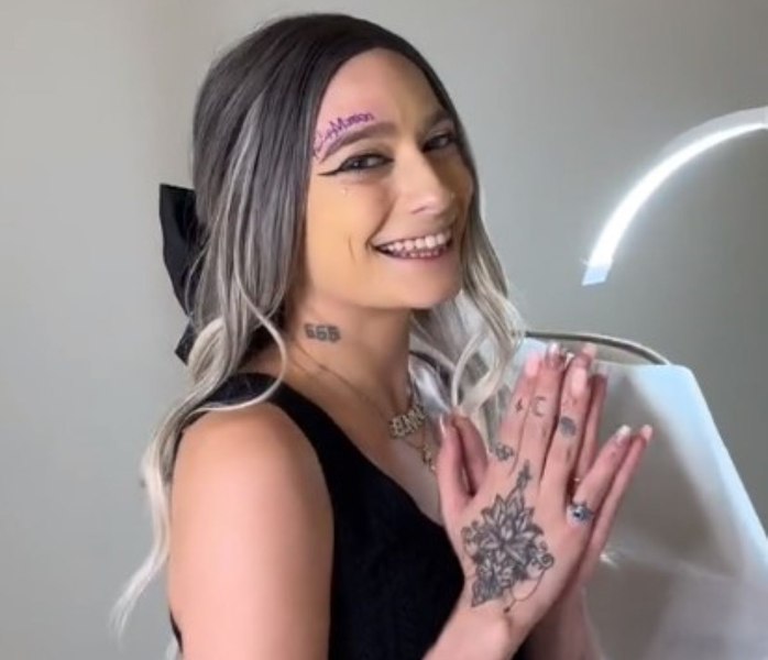 O tânără și-a tatuat numele angajatorului pe față. „Nu voi ascunde, mi-a limitat opțiunile“ VIDEO