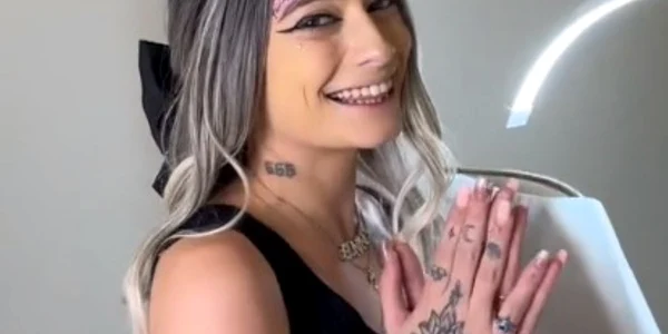 Australianca care și a tatuat numele unei platforme online pe față  Foto Captură video TikTok jpg