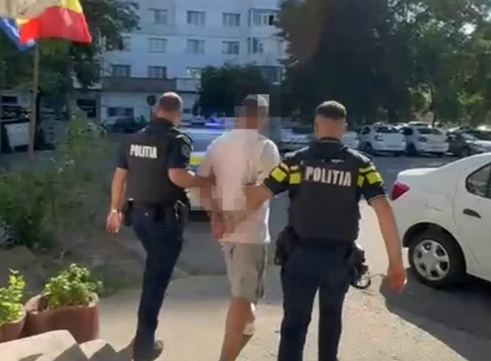 Tatăl agresiv a fost încătuşat şi apoi reţinut pentru 24 de ore. FOTO: IPJ Dolj
